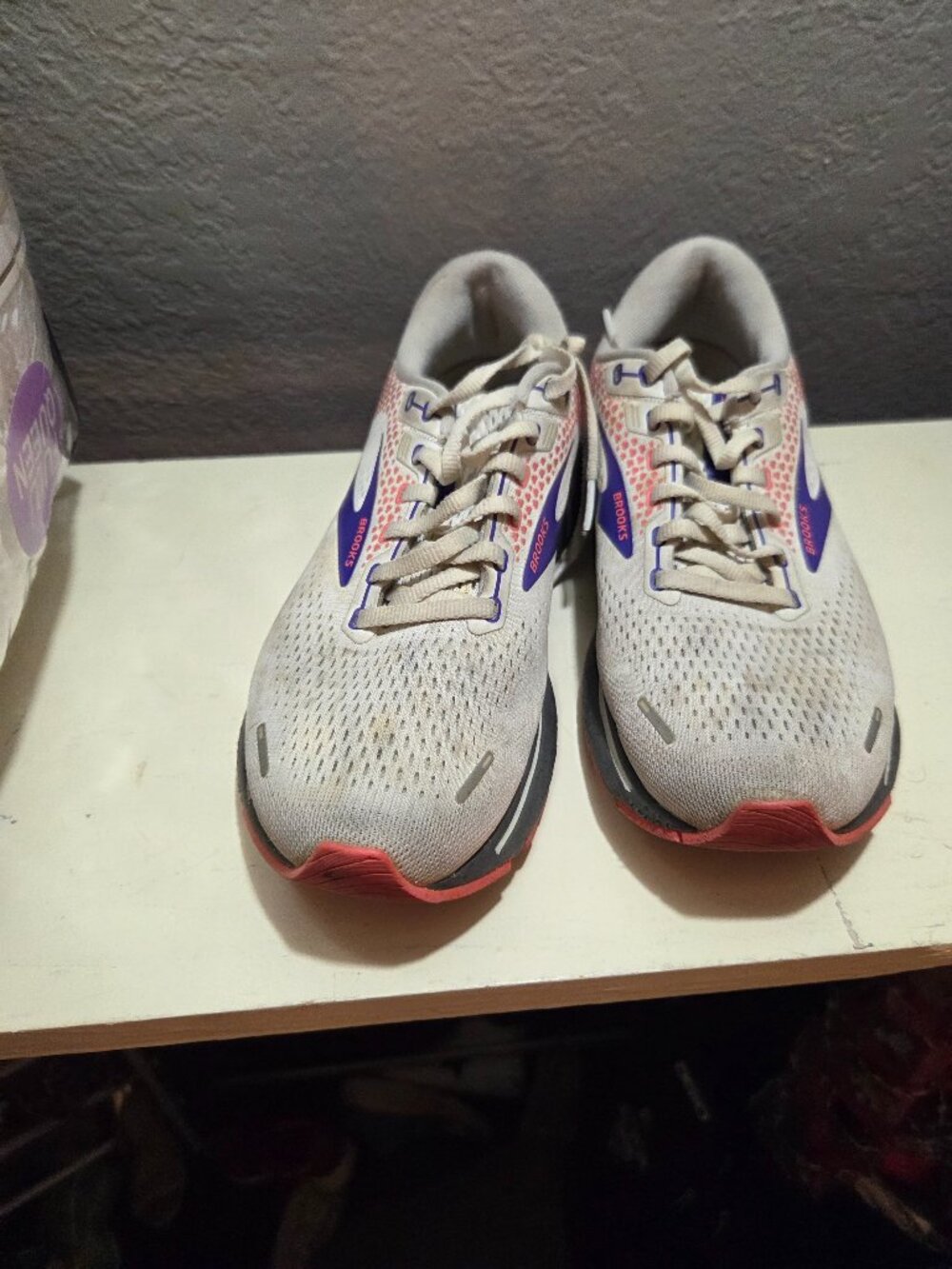 Brooks Ghost size 9.5 white